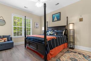 a bedroom with a large bed and a couch at 3 Bdrm 3 Bath Vacation Home North Litchfield Beach in Pawleys Island
