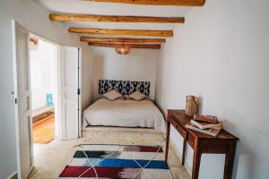 Un pat sau paturi într-o cameră la Dar Sultan Riad rénové coeur médina et proche plage