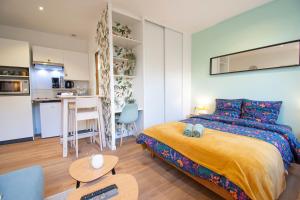 una camera con letto king-size e una cucina di Le Paisible I Centre ville & Quartier calme a Brest