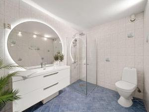 a bathroom with a toilet and a sink and a mirror at Stor leilighet i Bergen sentrum! in Bergen