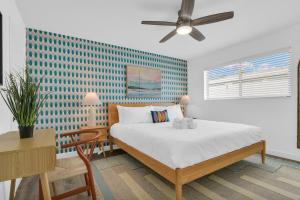 A bed or beds in a room at Surfs Up - 4 Bdrm House W Pool