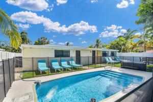 Bazén v ubytování Surfs Up - 4 Bdrm House W Pool nebo v jeho okolí