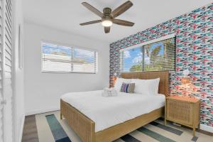A bed or beds in a room at Surfs Up - 4 Bdrm House W Pool