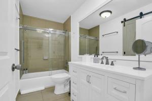 A bathroom at Surfs Up - 4 Bdrm House W Pool