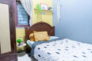 a bedroom with a bed and a window at karangjambe tnbts in Gadang