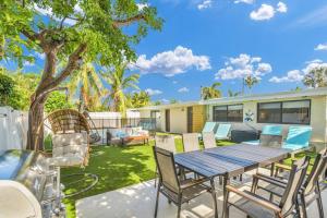 A garden outside Surfs Up - 4 Bdrm House W Pool