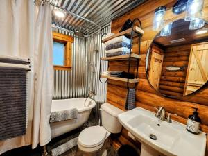 Ένα μπάνιο στο Chris's Cozy Cabin +20 φωτογραφίες