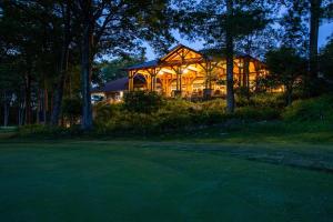 ein großes Haus wird nachts beleuchtet in der Unterkunft Mountain Inn Lodge 63 with Wintergreen Advantage in Wintergreen