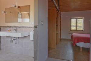 Koupelna v ubytování Caxila Apartamentos Rurales - Luarca + 37 fotografií