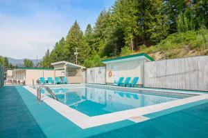Bazén v ubytování Glenwood Inn & Suites nebo v jeho okolí