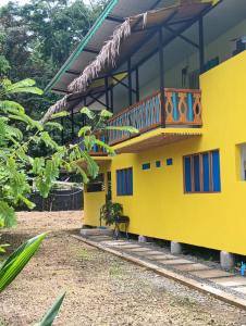 un edificio amarillo con balcón en la parte superior en APARTAMENTO La FONTE de Puerto Viejo Limón, en Puerto Viejo 19 fotos más