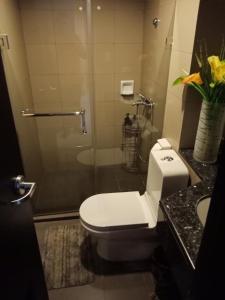 Phòng tắm tại Single Bedroom with private toilet and bath