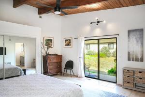 Un dormitorio con una cama y una puerta corrediza de vidrio. en 5768 Moonstone Bch Dr., en Cambria