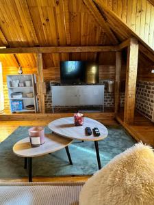 Televisyen dan/atau pusat hiburan di Un Chalet dans la ville