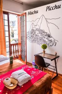 una camera da letto con un murale di montagna sul muro di Hostel Prada a Lima