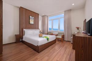 TV a/nebo společenská místnost v ubytování De Lamour Hotel Da Nang