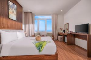 TV a/nebo společenská místnost v ubytování De Lamour Hotel Da Nang