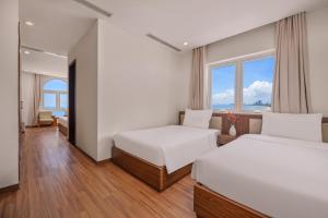 Postel nebo postele na pokoji v ubytování De Lamour Hotel Da Nang