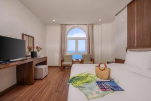 TV a/nebo společenská místnost v ubytování De Lamour Hotel Da Nang