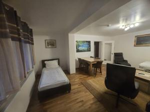 una camera da letto con un letto, una scrivania e una sedia di holidayhome Heidelberg a Heidelberg Altre 17 foto