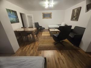 un soggiorno con un divano, un tavolo e delle sedie di holidayhome Heidelberg a Heidelberg
