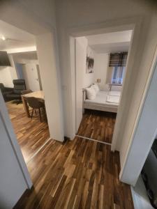una vista di un soggiorno con divano e pavimenti in legno di holidayhome Heidelberg a Heidelberg