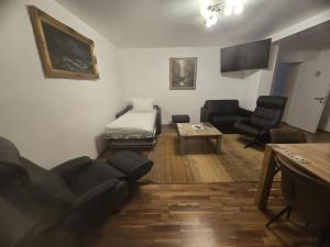 un soggiorno con letto, sedie e tavolo di holidayhome Heidelberg a Heidelberg