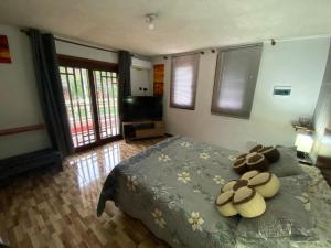 une chambre avec un lit avec deux chapeaux dessus dans l'établissement La casa di Gio, Free Parking, Santiago, à Santiago