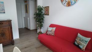 a red couch in a living room with a plant at Francarooms in Florence