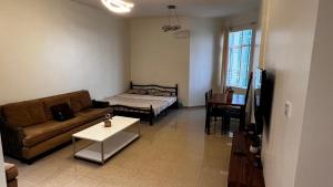 Giường trong phòng chung tại Big Cozy Studio