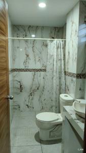 a bathroom with a toilet and a sink at Departamento bonito en Santiago Etla in San Sebastián Etla