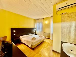 um quarto com uma cama e um banheiro com uma pia em Hotel Guidi em Mestre