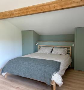 ein Schlafzimmer mit einem großen Bett mit blauen Wänden in der Unterkunft Oïhana Villa & Suites - Piscine chauffée - 4km de la plage in Labenne