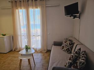 TV a/nebo společenská místnost v ubytování Corfu Glyfada Beach Apartment 24