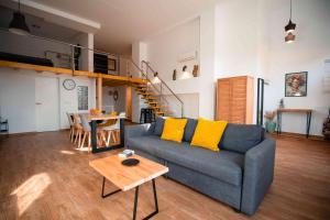 Posezení v ubytování LETSMALAGA - Duplex en el centro con jacuzzi