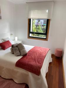 ビーゴにあるPreciosa Casa en Bembriveの窓のある大きなベッドのある寝室