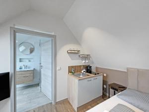 ein Badezimmer mit Waschbecken und Dusche in einem Zimmer in der Unterkunft Bernstadt Appartments in Bernstadt