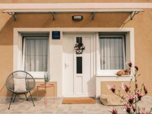 a dog laying on a window sill next to a house at Apartmani Venium in Križevci