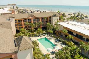 Bazén v ubytování Beachfront Palms Hotel Galveston nebo v jeho okolí