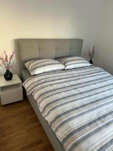Postel nebo postele na pokoji v ubytování Apartmani Kastel 1