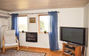 Una televisión o centro de entretenimiento en Nice Home In Hörby With 1 Bedrooms And Wifi