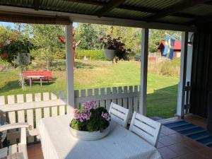 Aed väljaspool majutusasutust Stunning Home In Oskarshamn With 2 Bedrooms And Wifi