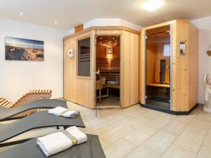a room with a hair salon with a mirror at La Chiesa Lukas in Obergurgl