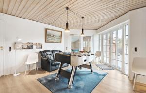 Posezení v ubytování Awesome Home In Ringkøbing With Sauna