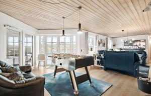 Posezení v ubytování Awesome Home In Ringkøbing With Sauna