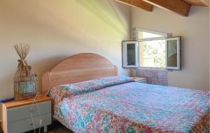 ein Schlafzimmer mit einem Bett und einem Fenster in der Unterkunft Cozy Home In Marina Di Ragusa in Marina di Ragusa