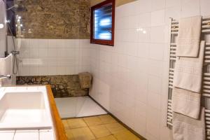 Ένα μπάνιο στο St Domènec apartment