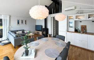 Η κουζίνα ή μικρή κουζίνα στο 4 Bedroom Gorgeous Home In Bjugn