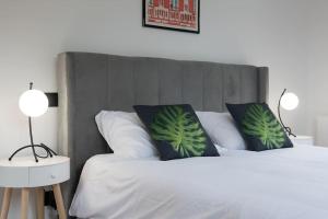 サリー・ド・ベアムにあるMaison moderne avec terrasse et parkingのベッドルーム1室(植物2本を枕に付けたベッド1台付) +10枚の写真