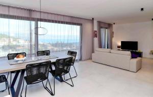 Televiisor ja/või meelelahutuskeskus majutusasutuses Cozy Home In Icici With Harbor View